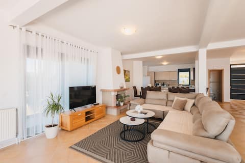 Top performing Airbnb: Beachfront 7-Bedroom Villa with Pool & Sea Views in Pečurice