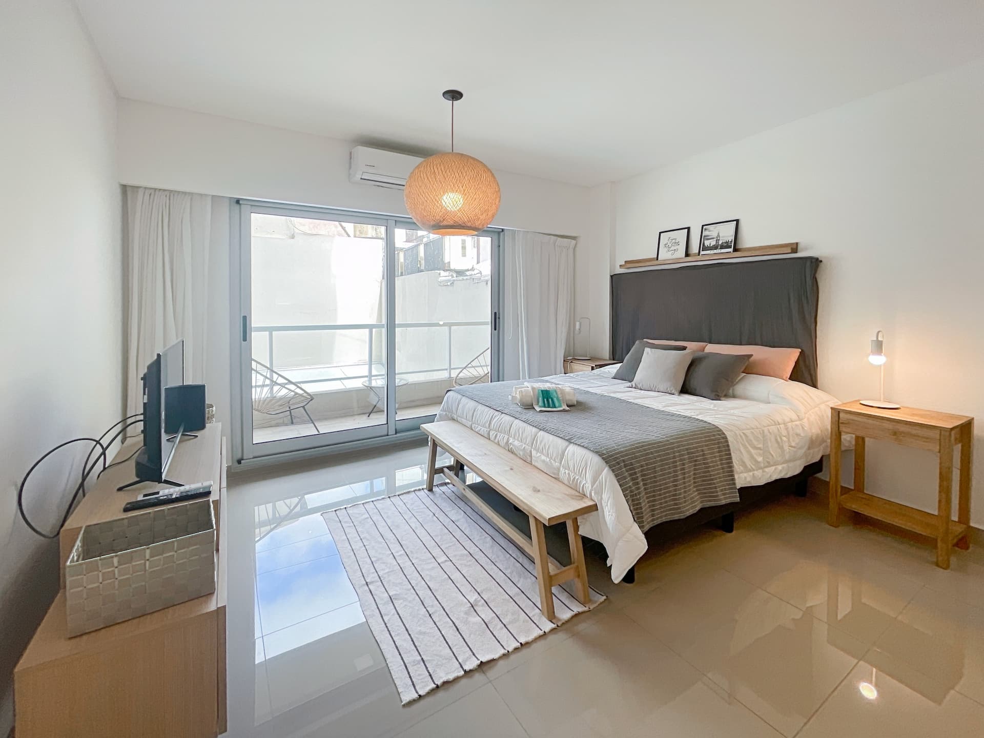 Furnished studio apartment with balcony in Monserrat