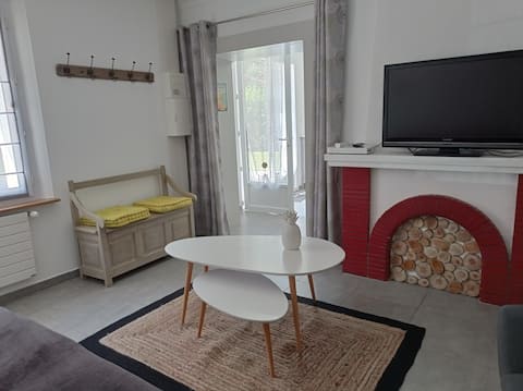 Popular Airbnb listing: 3* Longère cottage, sleeps 8/9, 4 bedrooms, 2 bathrooms, 2 toilets in Saint Hilaire De Riez