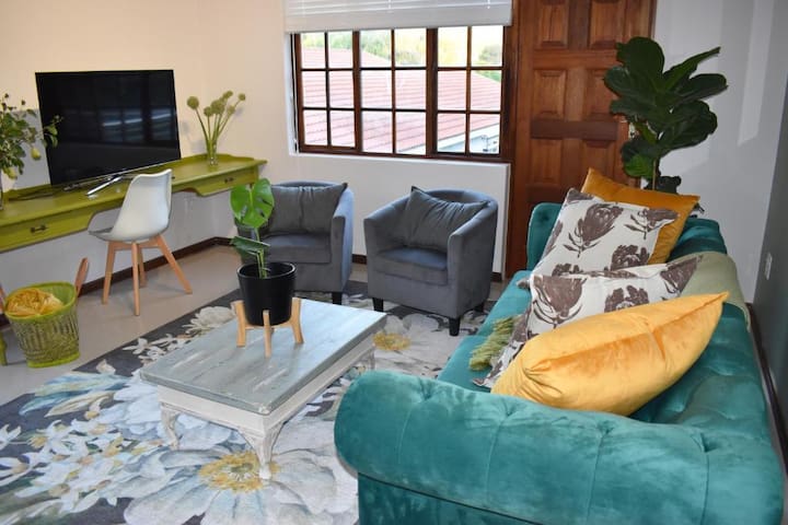 2 Bedroom Apartment close to R44