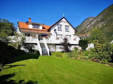 Apartment in cozy villa with access to private garden