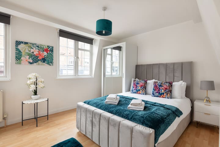 – Centrally Located TownHouse on a Quiet Mews –