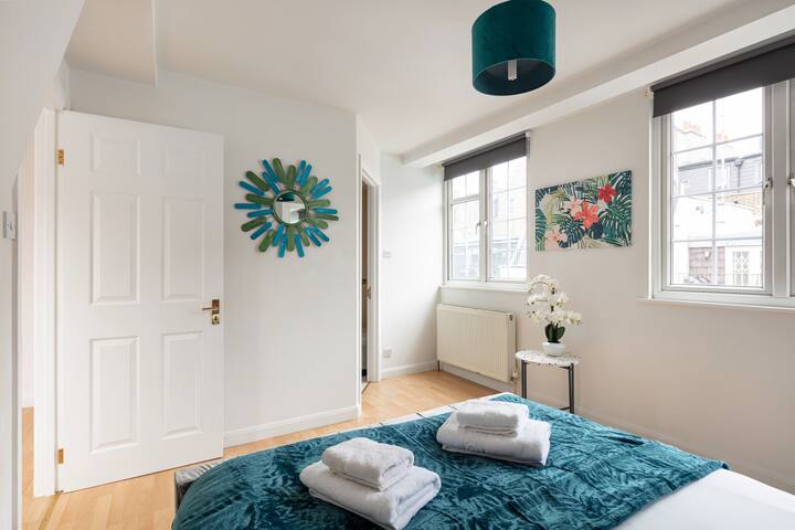 – Centrally Located TownHouse on a Quiet Mews – gallery image 2