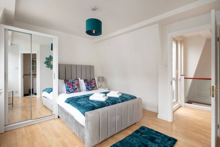 – Centrally Located TownHouse on a Quiet Mews – gallery image 3