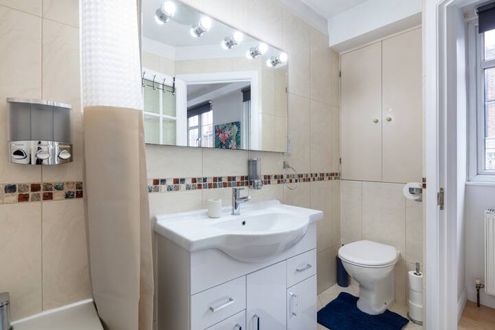 – Centrally Located TownHouse on a Quiet Mews – gallery image 5