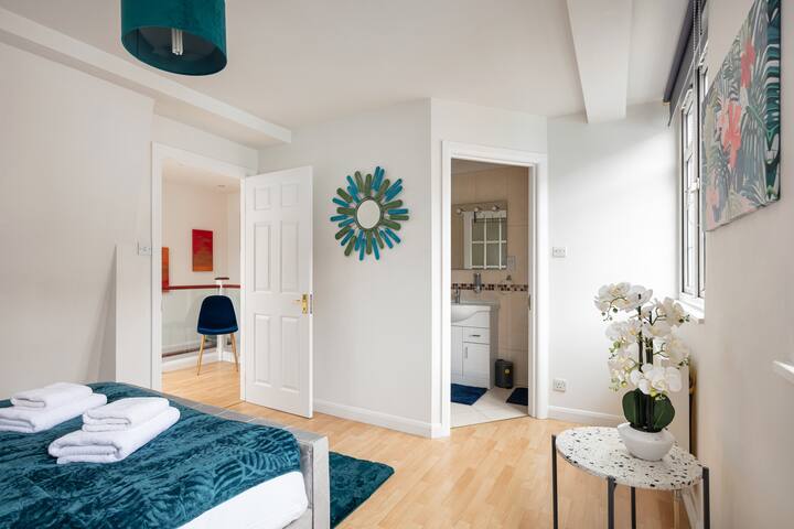 – Centrally Located TownHouse on a Quiet Mews – gallery image 4