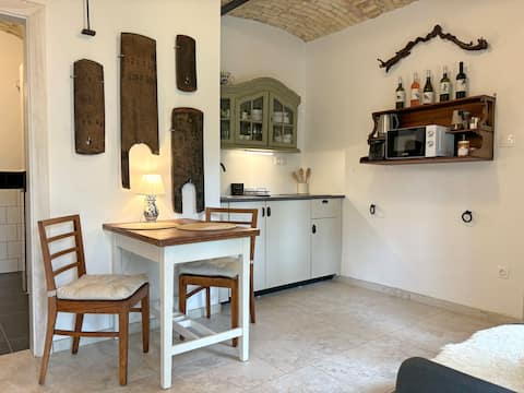 Top performing Airbnb: Erdos Guesthouse, Garden Apt. for 3, The Snuggery in Balatonfüredi