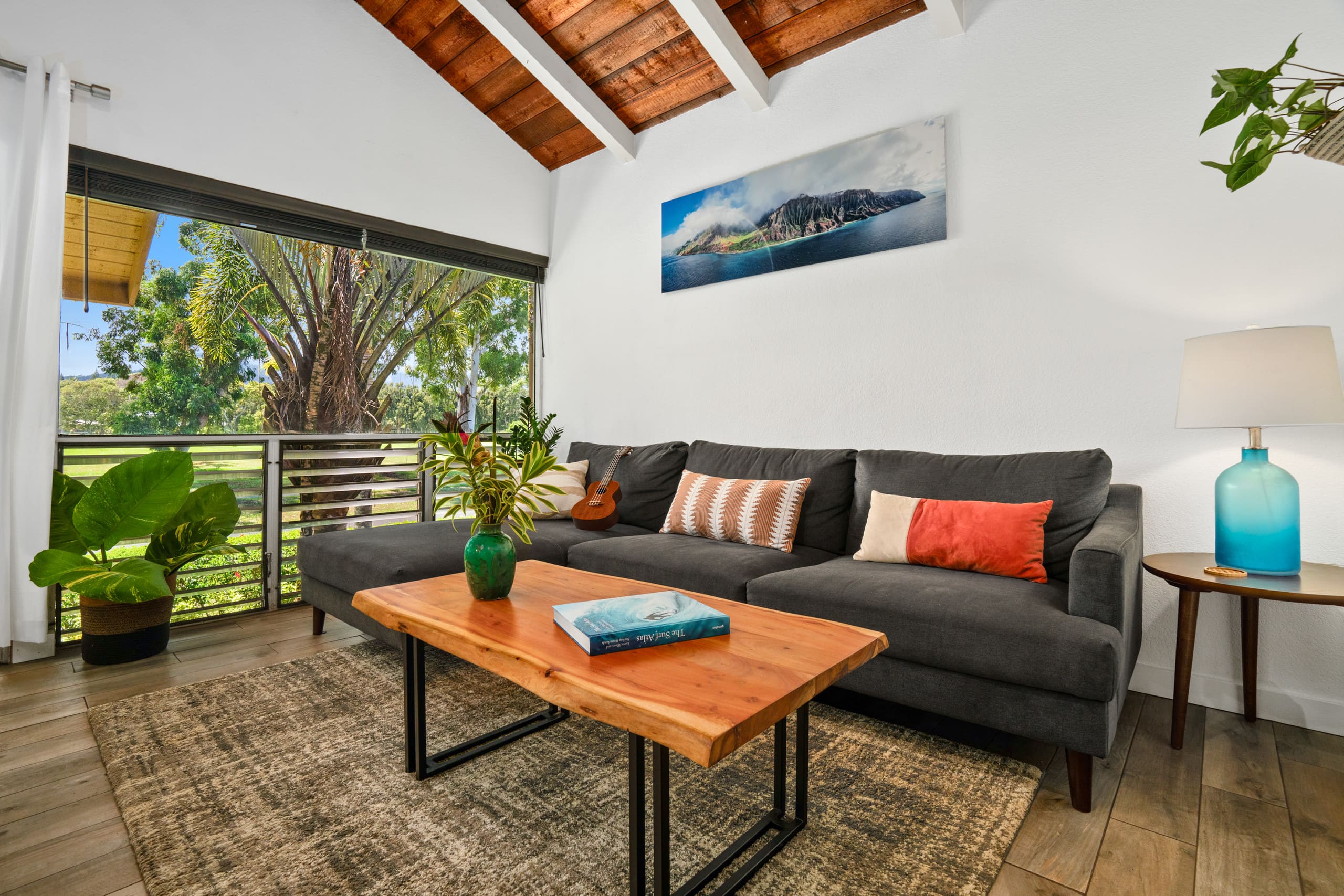 Bright & Airy Home: Waterfall View, Pool & AC - Image 12