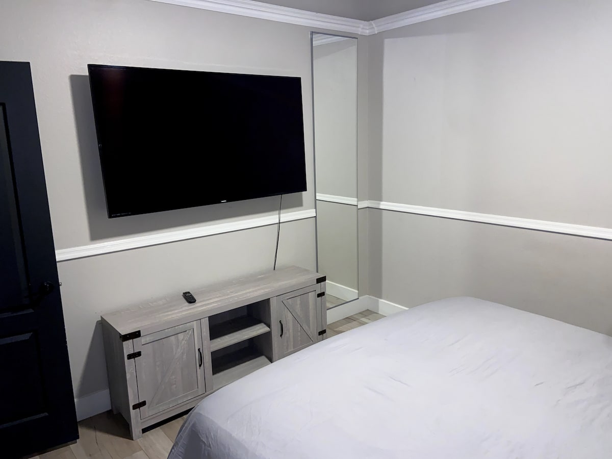 Letto matrimoniale grande e Smart TV da 60 pollici