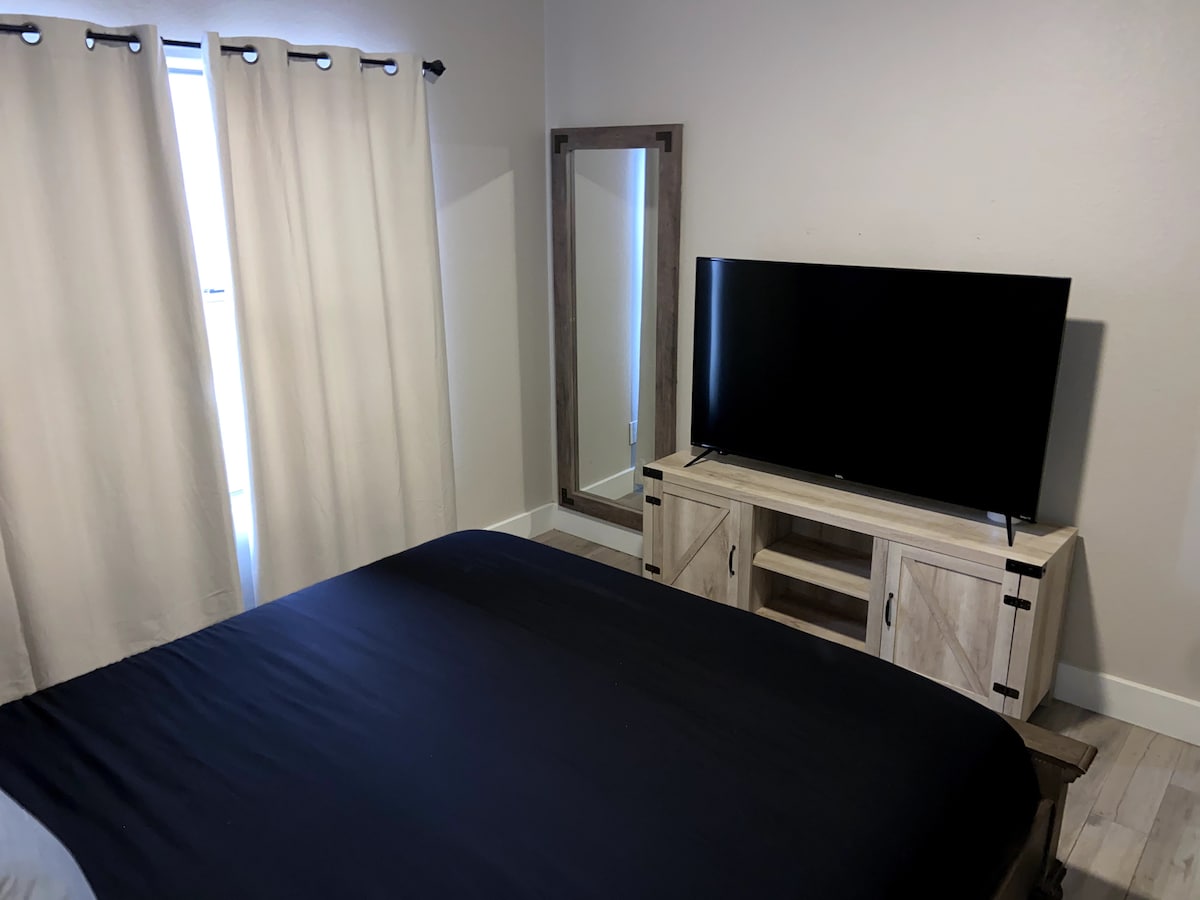 Letto matrimoniale grande, Smart TV da 60 pollici