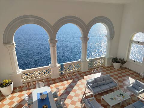 Elegant apartment with direct access to the sea
