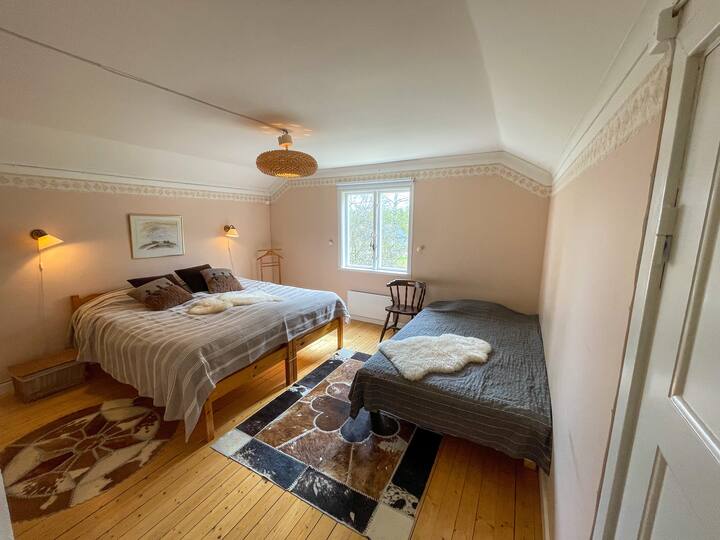 寝室3 ：ダブルベッド180 x 200 cmと120 x 200 cmの小さなベッド1台。 必要に応じて、トラベルベッドも用意しています。 