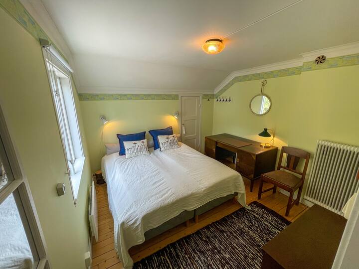 寝室2 ：ダブルベッド180 x 200 cm。荷下ろしエリアとフックストリップ。 