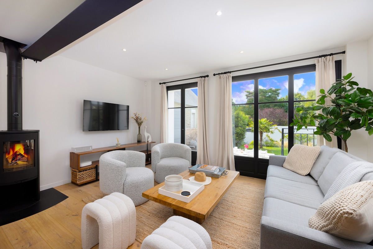 Top performing Airbnb: Lovely newly renovated house steps from beach! in Saint Lunaire