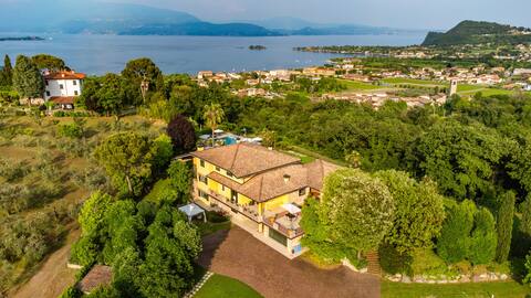 Apartment in villa with panoramic lake view
