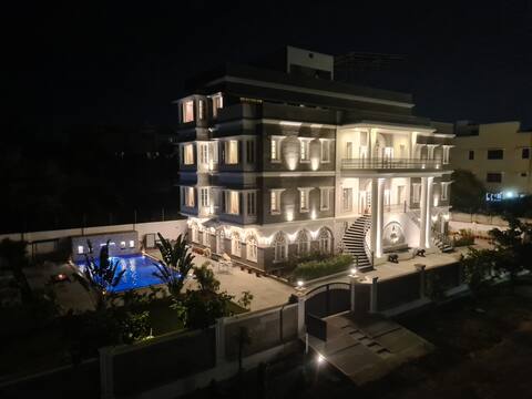 10 Rooms in a Boheda Manor with Pool