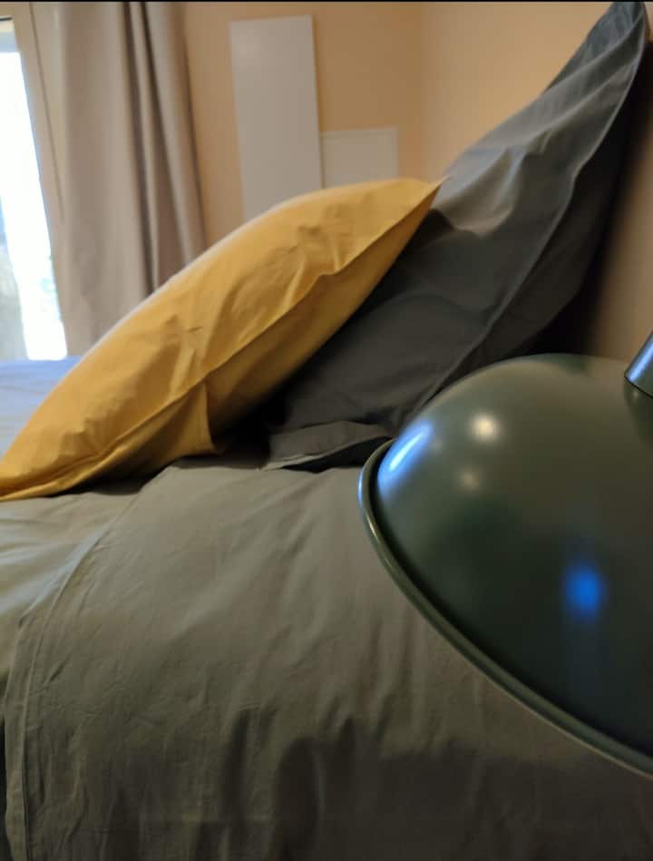 Habitación con 2 camas de 90. Posibilidad de emparejarlos para tener una cama en 180. Acceso a un jardín privado 