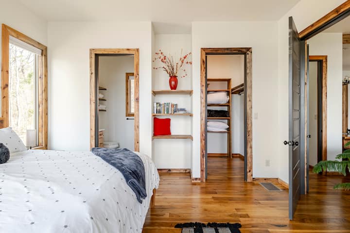 Cama tamaño king construida a medida con colchón de lujo y lujosa ropa de cama, increíbles vistas del lago desde este dormitorio y baño privado completo. ¡Puerta privada que conduce a la terraza!