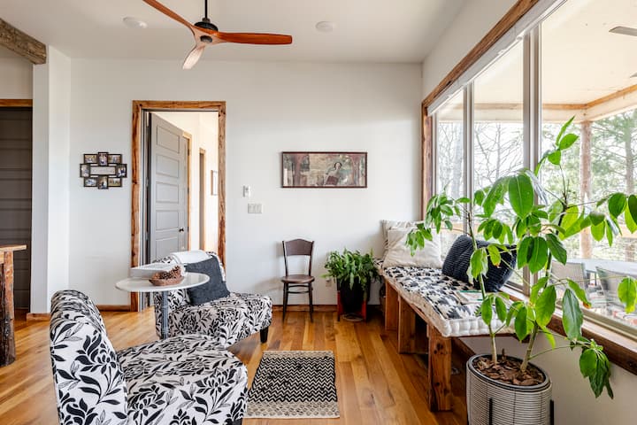 Asientos de ventana personalizados perfectos para dormir la siesta o escribir poesía mientras contemplas el lago