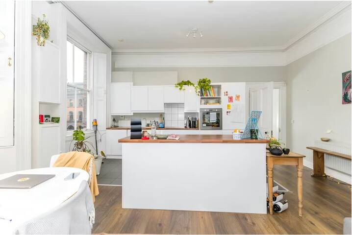 Live like a bank director in old city monument gallery image 5