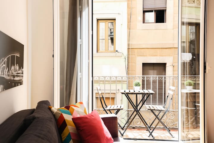 La Rambla- Catalonia Square Apt 4BD-2BTH gallery image 2