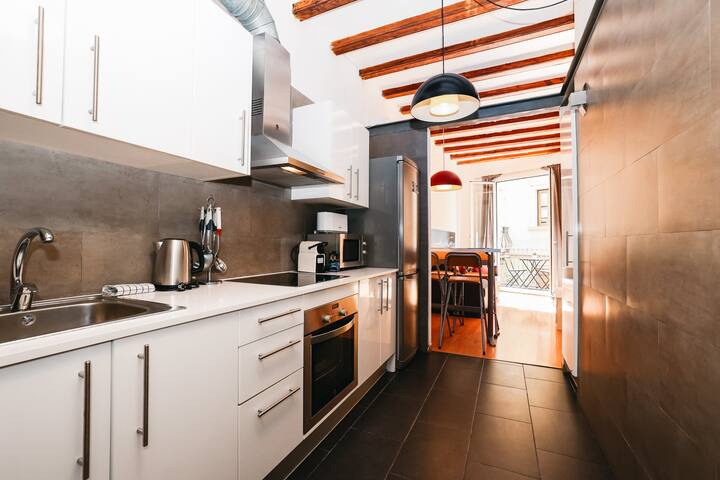 La Rambla- Catalonia Square Apt 4BD-2BTH gallery image 4