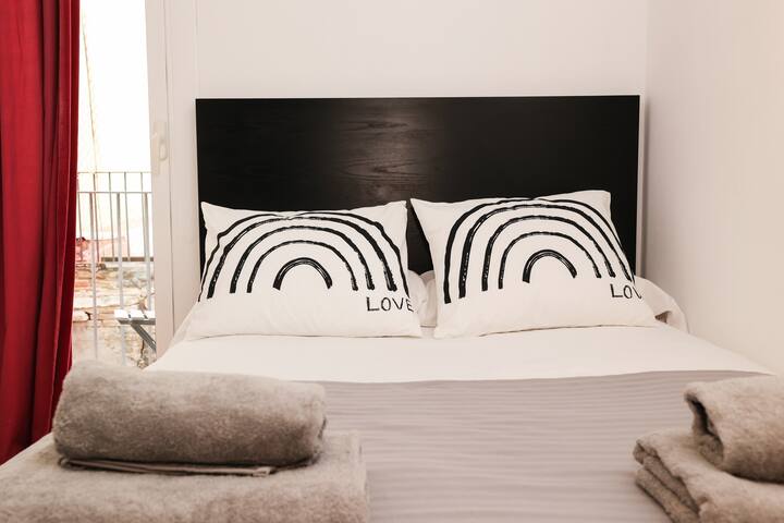 La Rambla- Catalonia Square Apt 4BD-2BTH gallery image 5