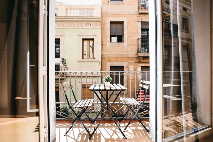 La Rambla- Catalonia Square Apt 4BD-2BTH gallery image 3