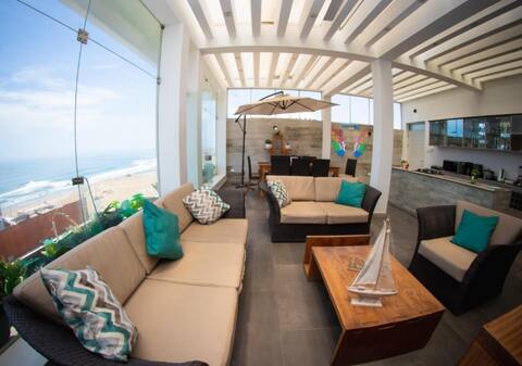 Coastal terrace.
Modern, safe and close to the sea.