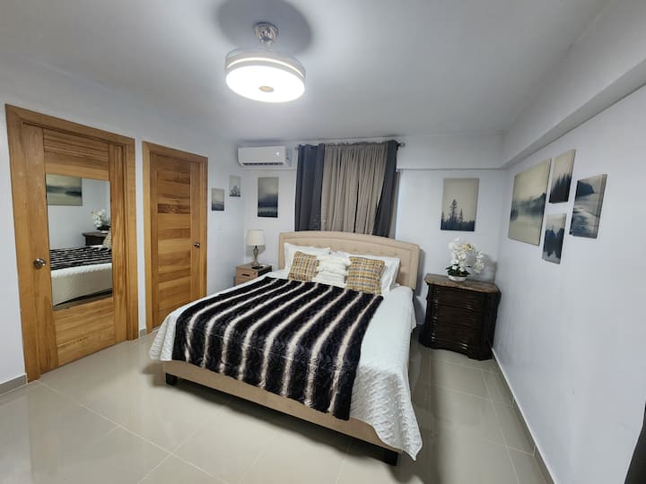 Dhomë gjumi kryesore me krevat dopio "king size", kondicioner elektrik, televizor 50 inç, dollap për ecje dhe banjë.