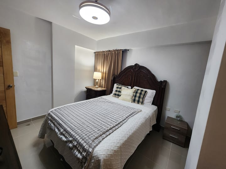 Dhoma e gjumit #2 me krevat dopio "queen" të rehatshëm, dollap , kondicioner dhe ventilator tavani