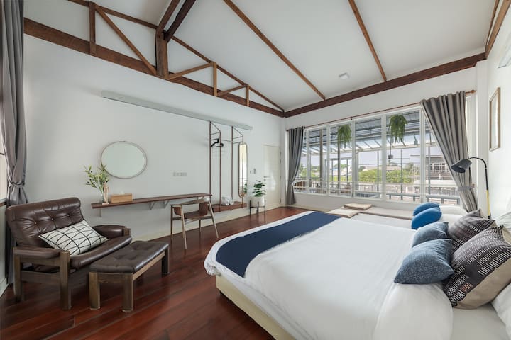 Romantic Villa by canal near BTS Onnut BKK.