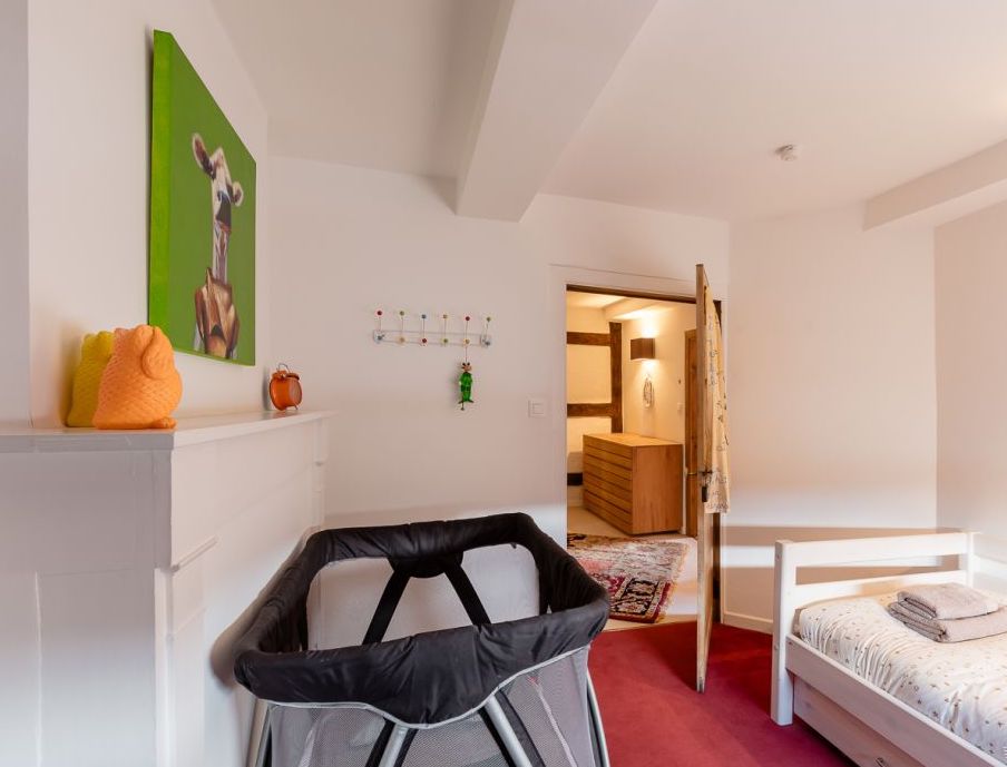 Детска соба со 2 кревета 90x200 см и бебешки кревет