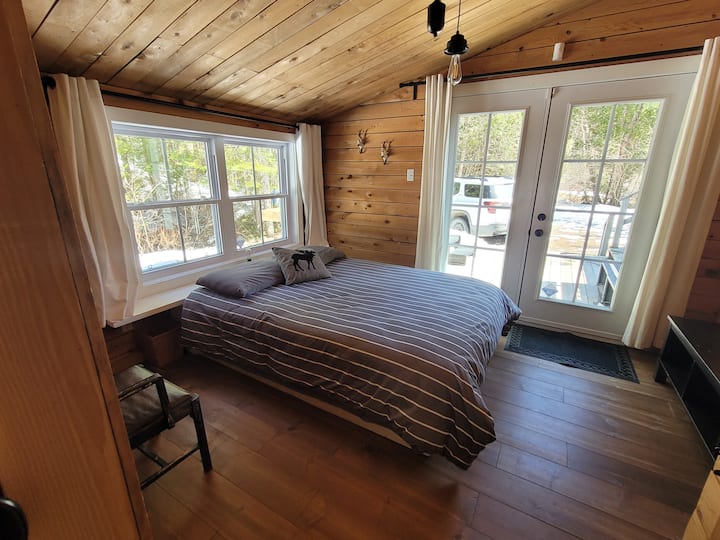 ห้องนอนใหญ่พร้อมเตียงควีนไซส์  ติดกับสปา