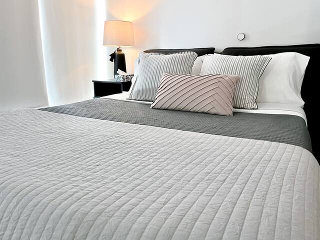 Luxury condo 2+2 /free parking on Bay Street gallery image 3