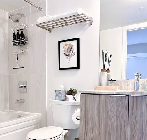 Luxury condo 2+2 /free parking on Bay Street gallery image 4