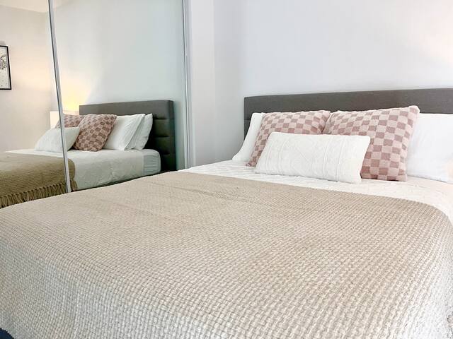 Luxury condo 2+2 /free parking on Bay Street gallery image 5