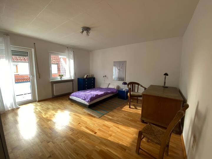 Დაახლოებით 25 კვმ საძინებელი სამუშაო მაგიდით