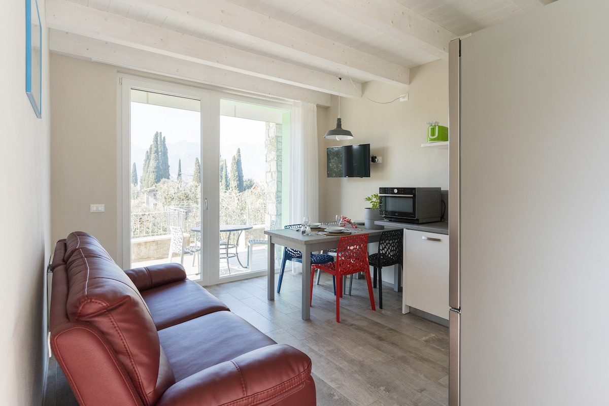 Annuncio Airbnb popolare: [Pool & Relax] - Flat 10' from the Lake a Malcesine