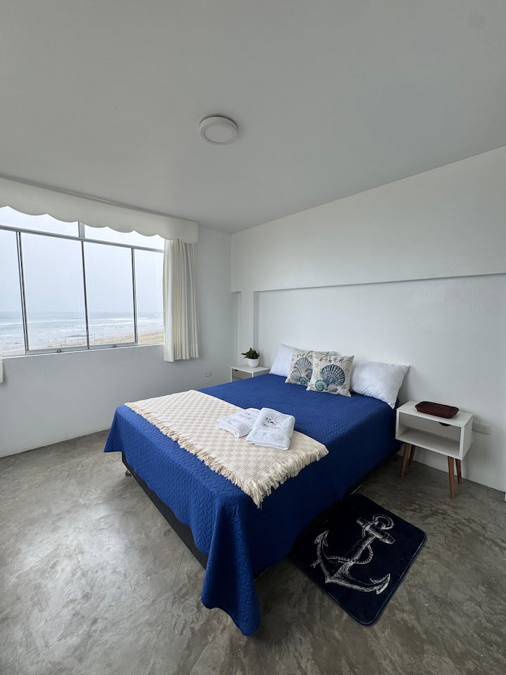 Dhoma kryesore e gjumit ka një krevat dopio "queen", dy komodina, një varëse rrobash dhe shtroja të plota. Pamje panoramike e detit. 