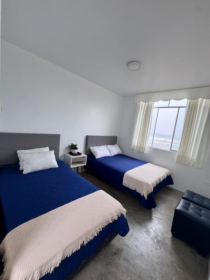 Dhomë gjumi dytësore, ka një krevat për 2 persona dhe një krevat tjetër për 1,5 persona, komodinë dhe 2 poufs, shtroja të kompletuara dhe një pamje të bukur nga oqeani. 