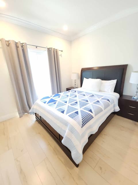 Welcome To Our Lovely Cozy Home In OC Near Beach!