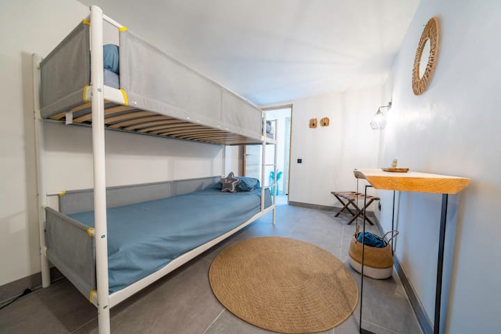 En la zona de apartamentos encontrarás este dormitorio con litera para 2.