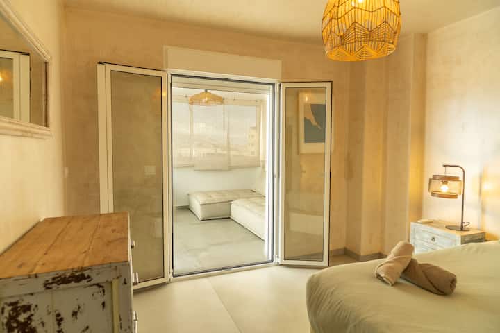 Chumba chenye ufikiaji wa moja kwa moja wa eneo la kujitegemea la baridi. Inafaa kupumzika ukiwa na mwanga wa asili na faragha kamili huko Tarifa.