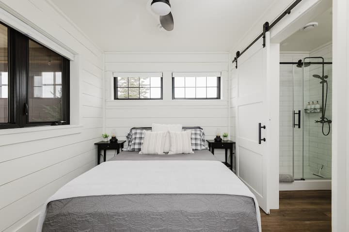 Cozy Bedroom Retreat - Unwind in a warm and inviting bedroom featuring a comfortable queen-sized bed, perfect for a restful night’s sleep.