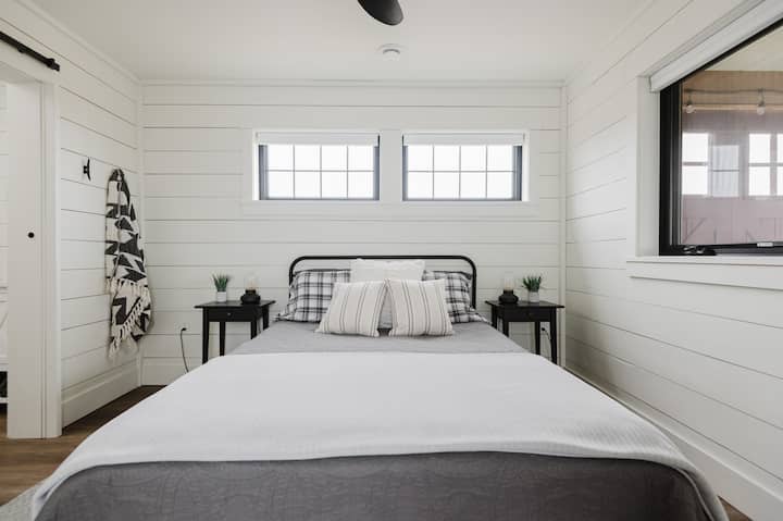 Warm and inviting bedroom featuring a comfortable queen-sized bed for a restful night’s sleep.