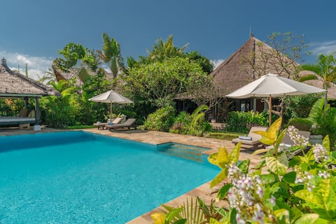 Jasmine: Gorgeous beachfront villa near Lovina!