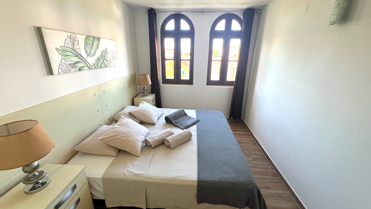 Objavte pohodlie v tejto príjemnej spálni s všestrannou manželskou posteľou, ktorú možno premeniť na dve jednolôžka, šatníkom a oknami s malebným výhľadom vonku. Zostaňte v pohode s klimatizáciou, ktorá zaisťuje pokojné útočisko a relaxáciu.