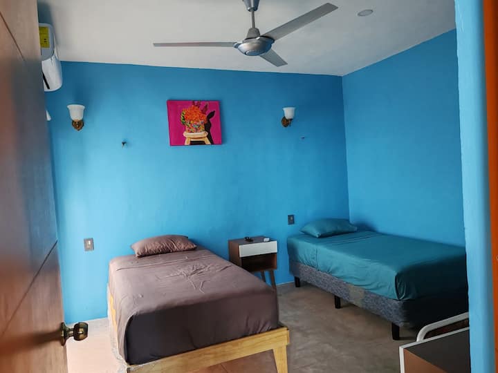 Стая№2. Стая с 2 единични легла, затъмнени завеси, АА, вентилатор на тавана, куки за закачане на дрехи, висящи куки, 2 гардеробни мебели, 2 мебели в гардероба, 32 - инчов смарт телевизор с антена за местни канали, бюро/скрин.