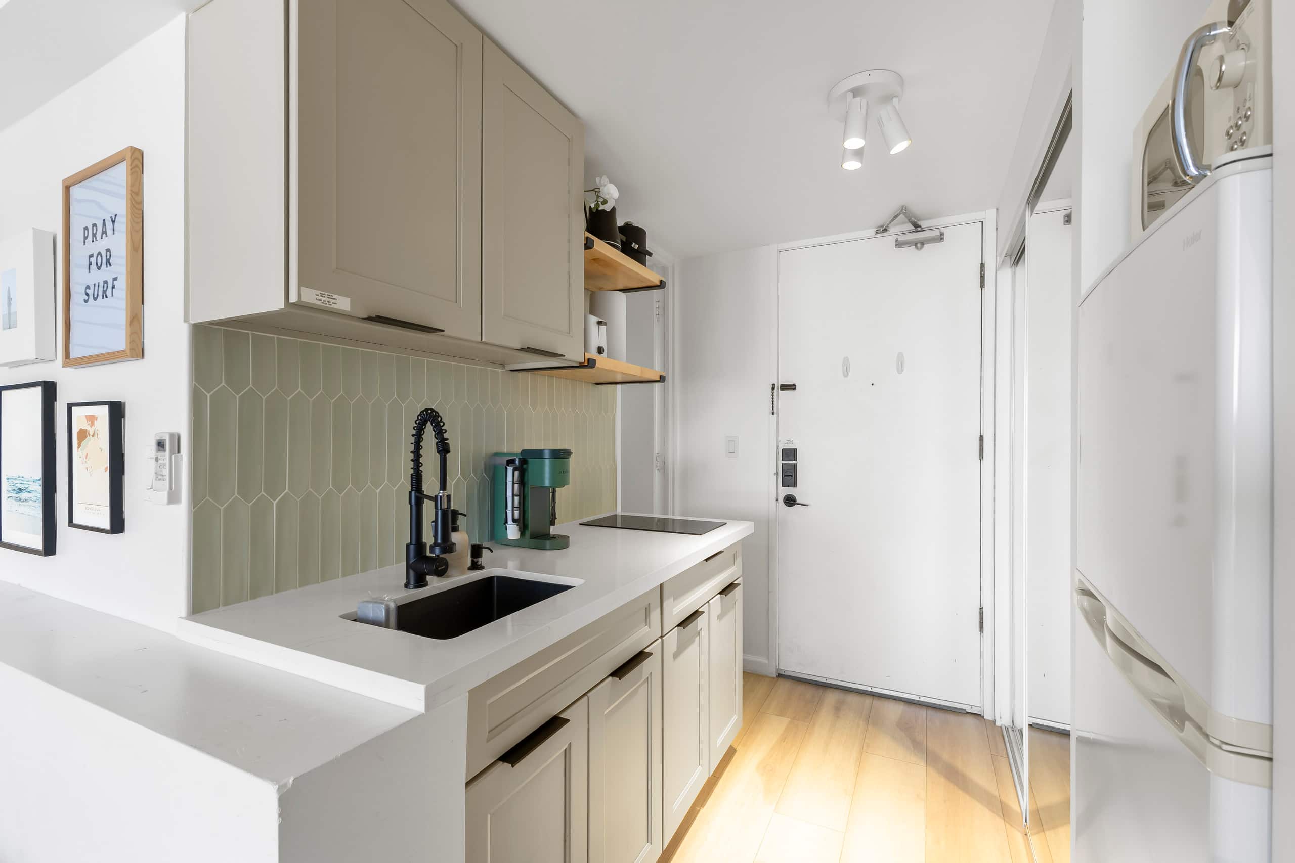 *Modern Beach Walkable! Renovated Waikiki Condo* - Photo 2